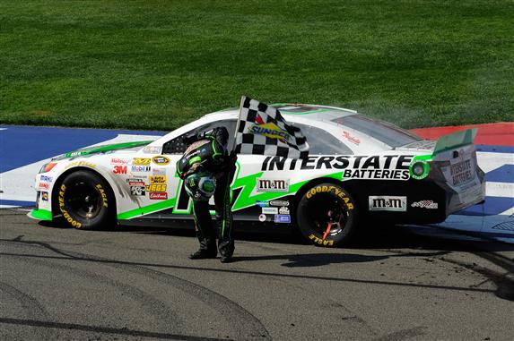 auto-club-400-kyle-busch-18-sunoco-flag-nascar-2013
